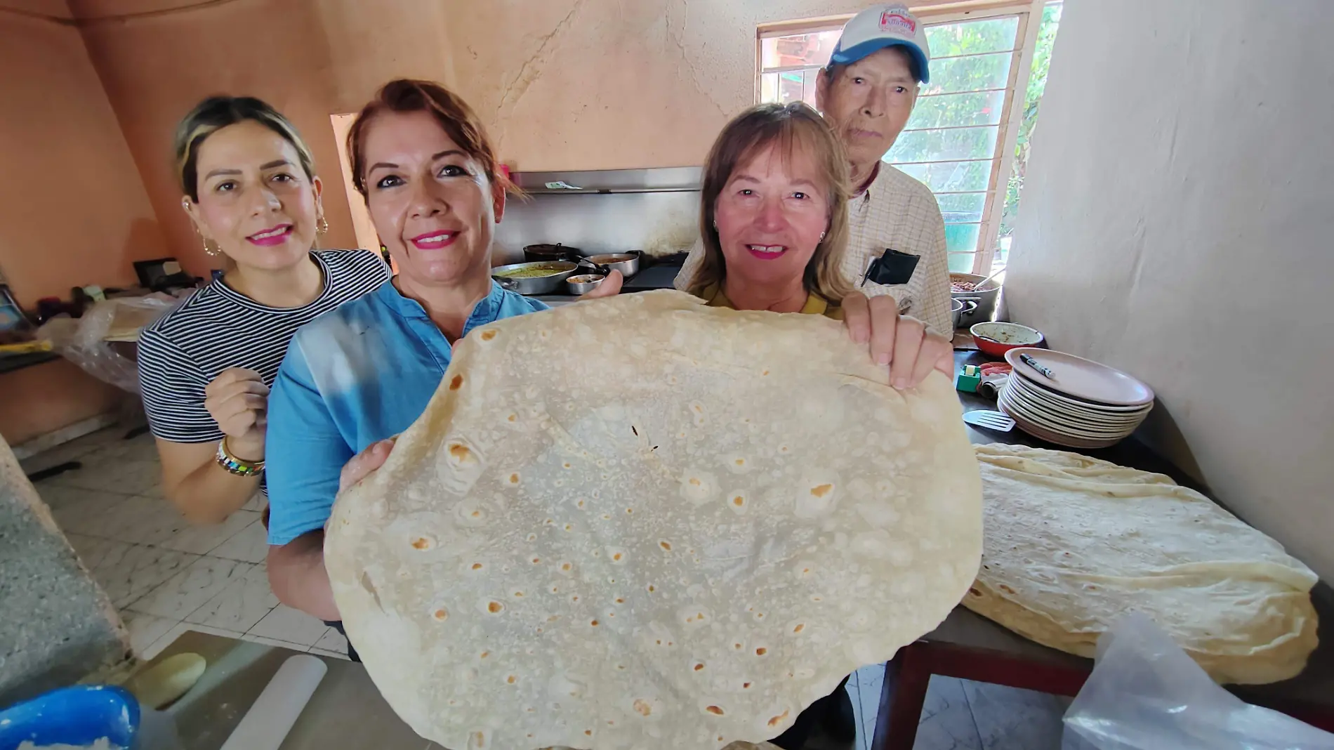 Juany es quien se encarga de  hacer las tortillas